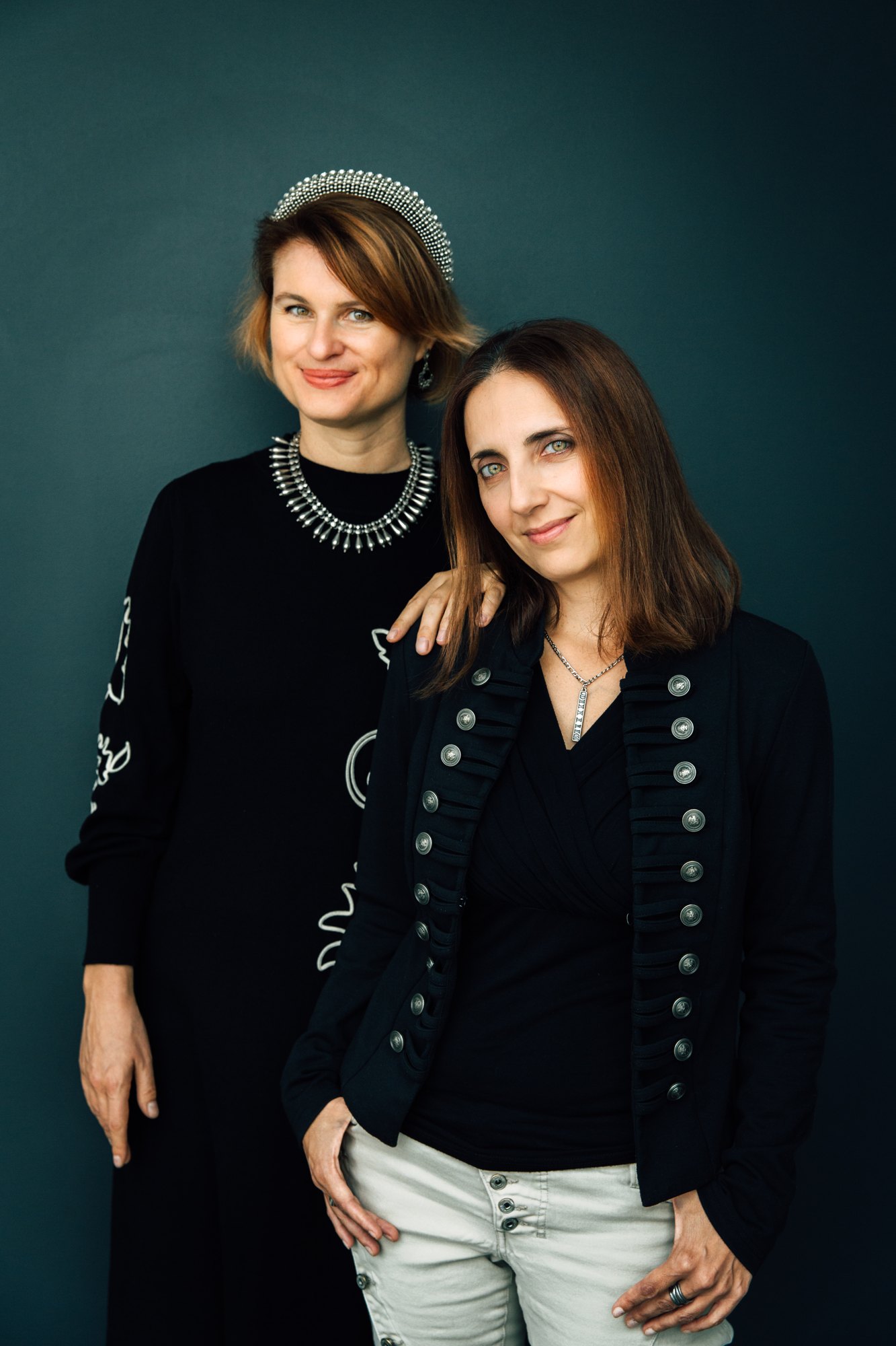 Audrey Alwett avec la dessinatrice Nora Moretti