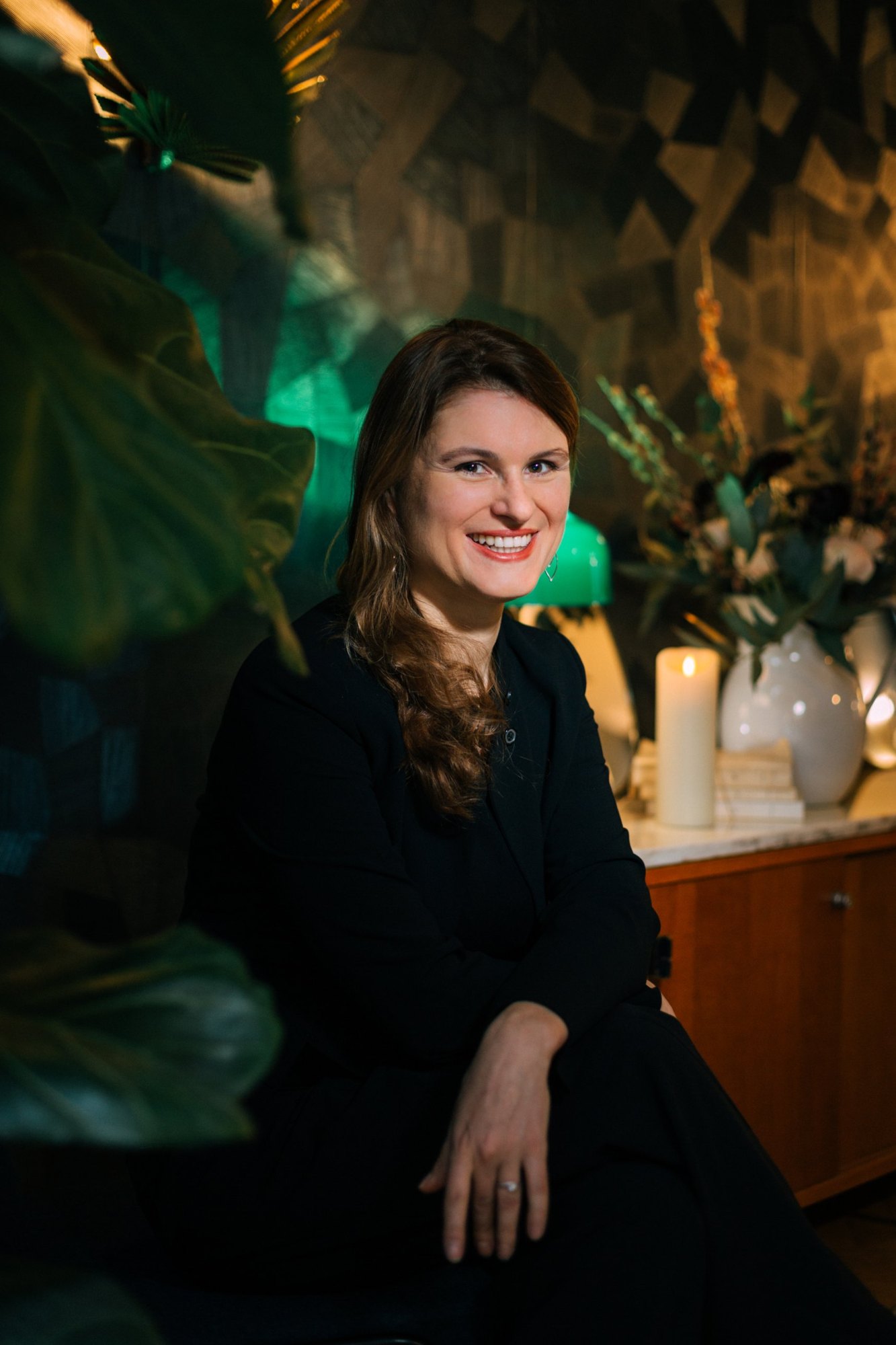 Audrey Alwett dans un salon aux lumières chaudes