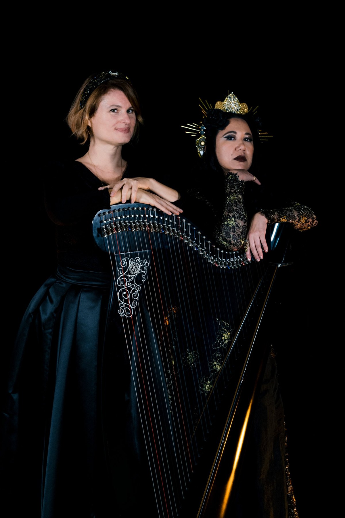Audrey Alwett et Ameylia Saad Wu, debout derrière la harpe