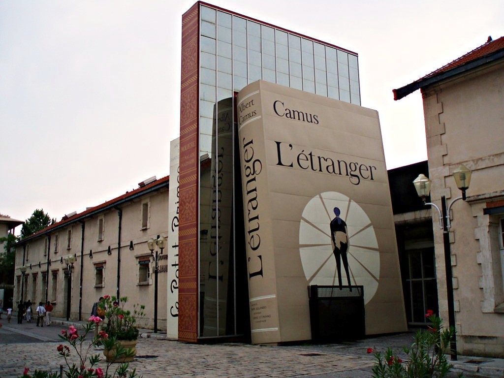 La bibliothèque Méjanes à Aix-en-Provence, dont la façade est formée de livres géants, dont L’Étranger d’Albert Camus
