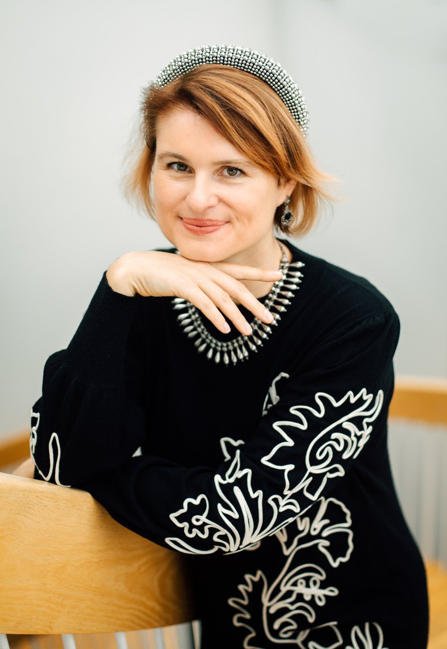 Portrait d’Audrey Alwett au diadème